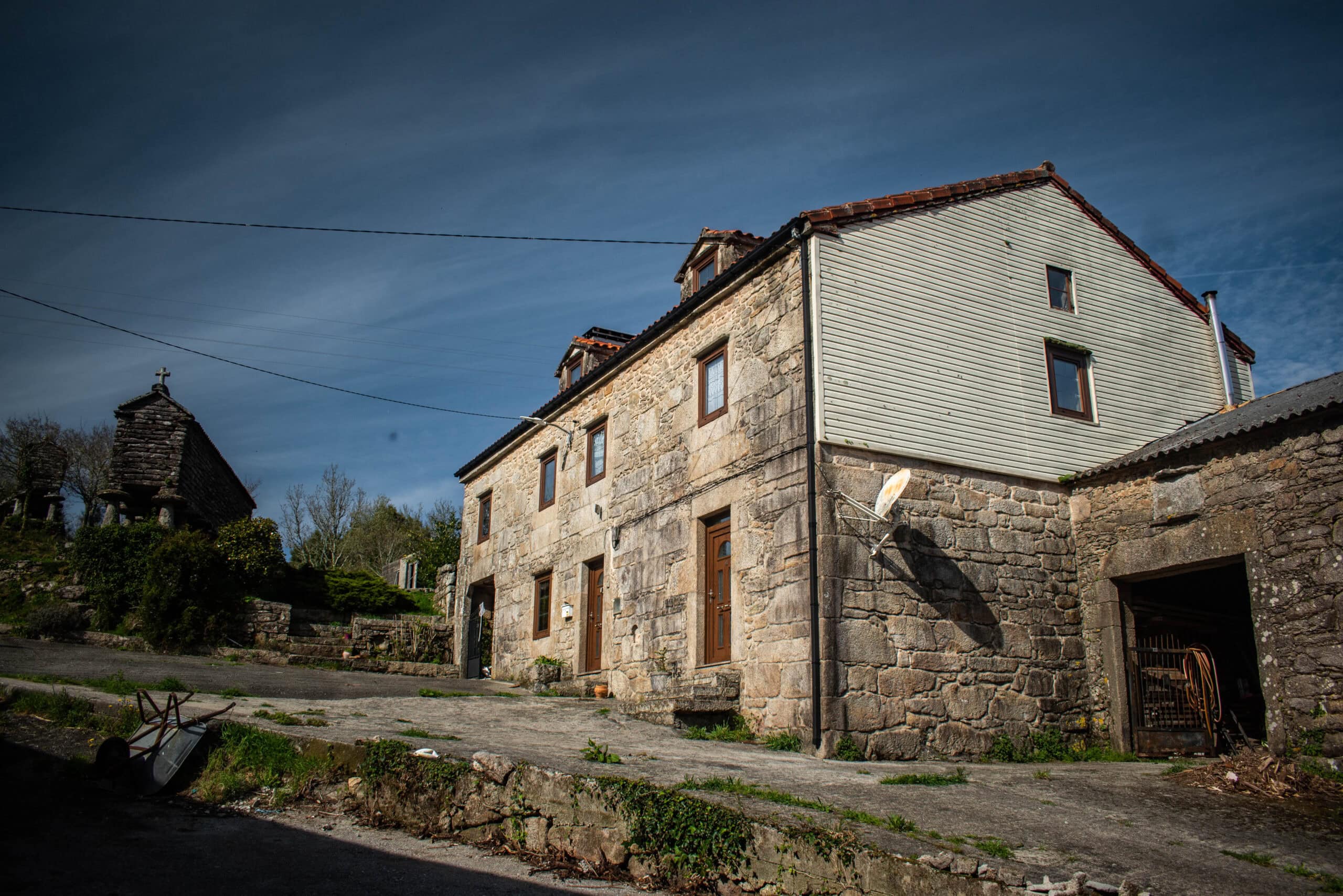 Vivienda tradicional gallega de piedra en Costa da Morte antes de rehabilitación