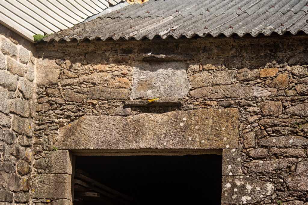 Vivienda rehabilitada en Costa da Morte con materiales tradicionales y diseño contemporáneo